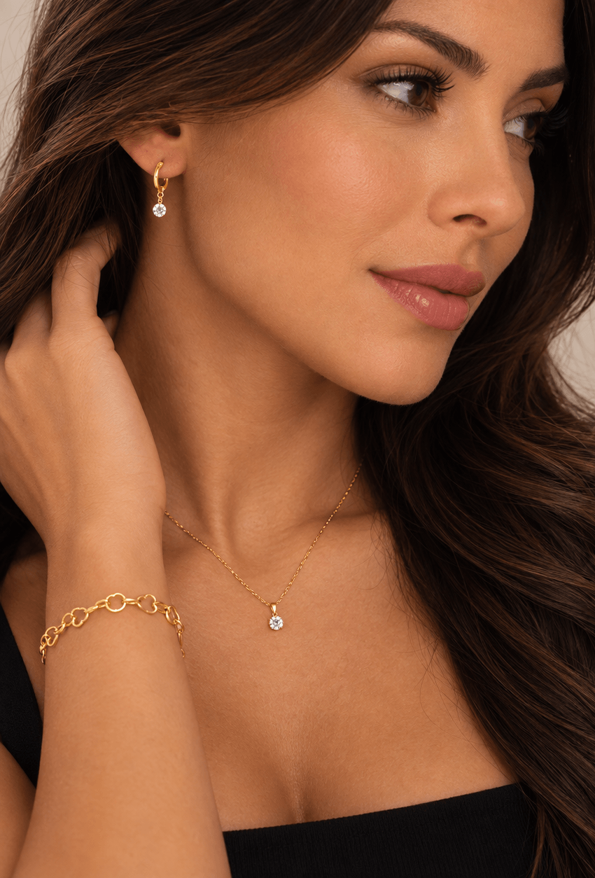 Modelo usando o kit Toque de Luz com colar, brincos e pulseira